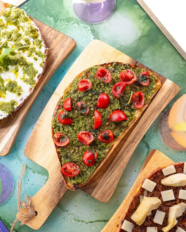 Bruschette au pesto, aux tomates et aux fromages chez Nino Fresco