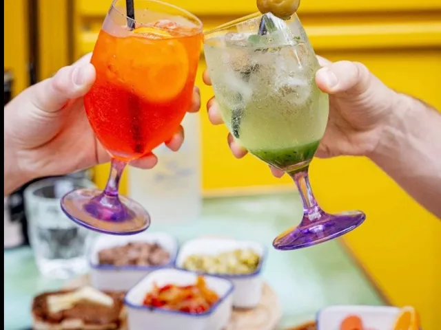 Plusieurs verres de Spritz servis chez Nino Fresco à Paris